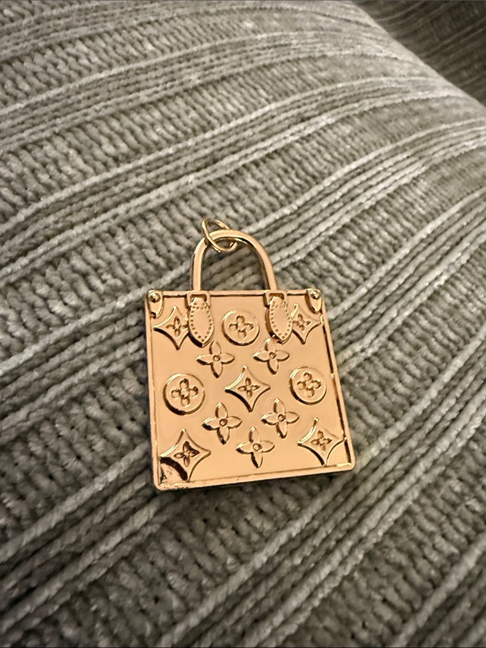 Gold Padlock Key Charm - Luxury Bag Accessory - Picture 4 of 5
